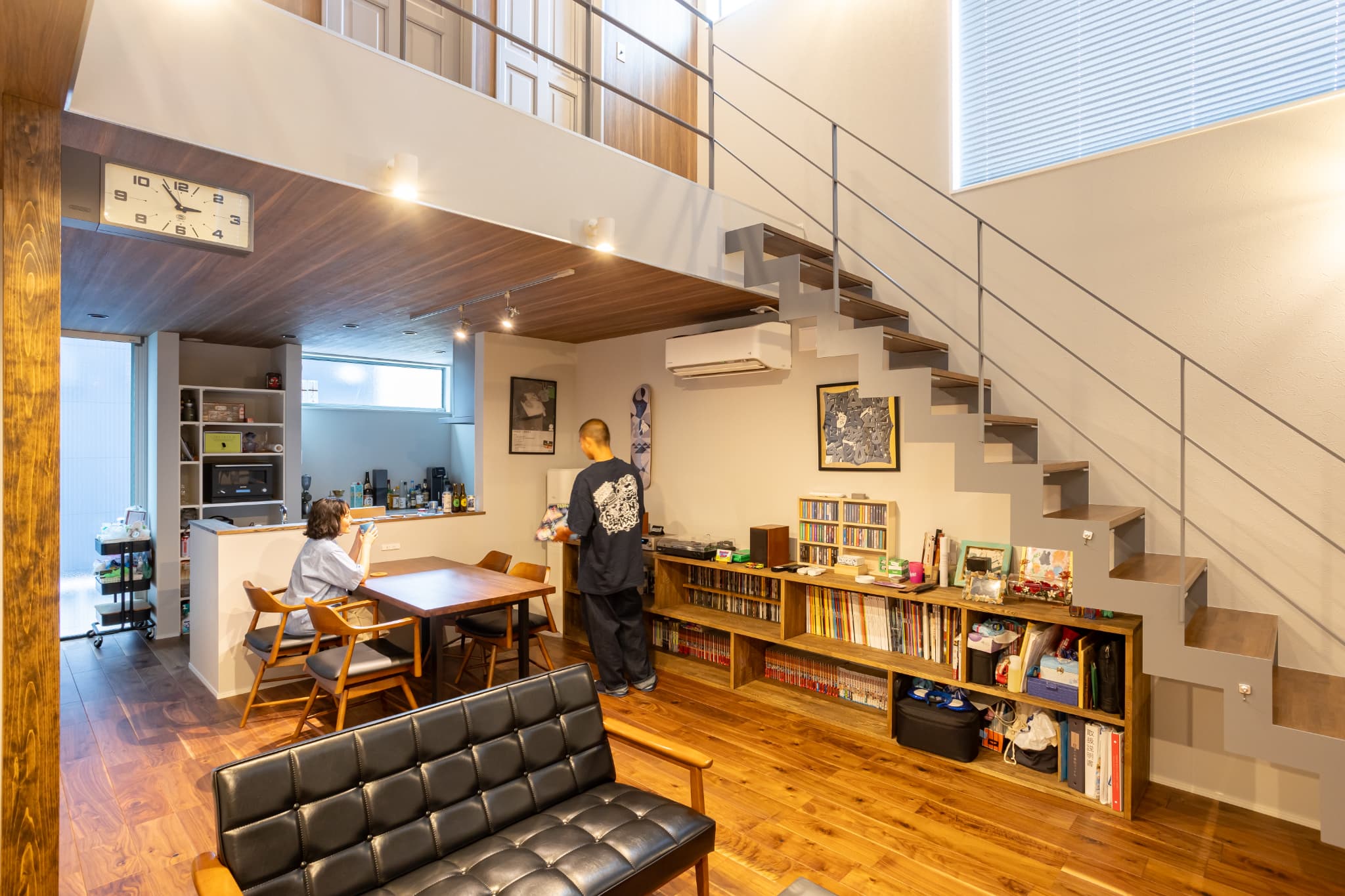 静けさに包まれた、最高のリビング。家族でレコードを楽しんでいます。 画像